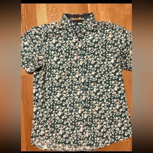 Across The Pond floral button-down shirt in very good condition, size Medium